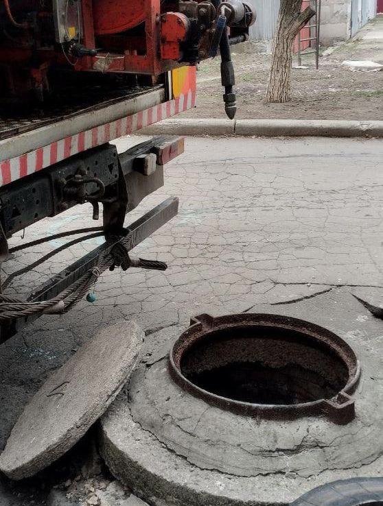 Рабочие Самарской области промыли канализацию в Снежном.
