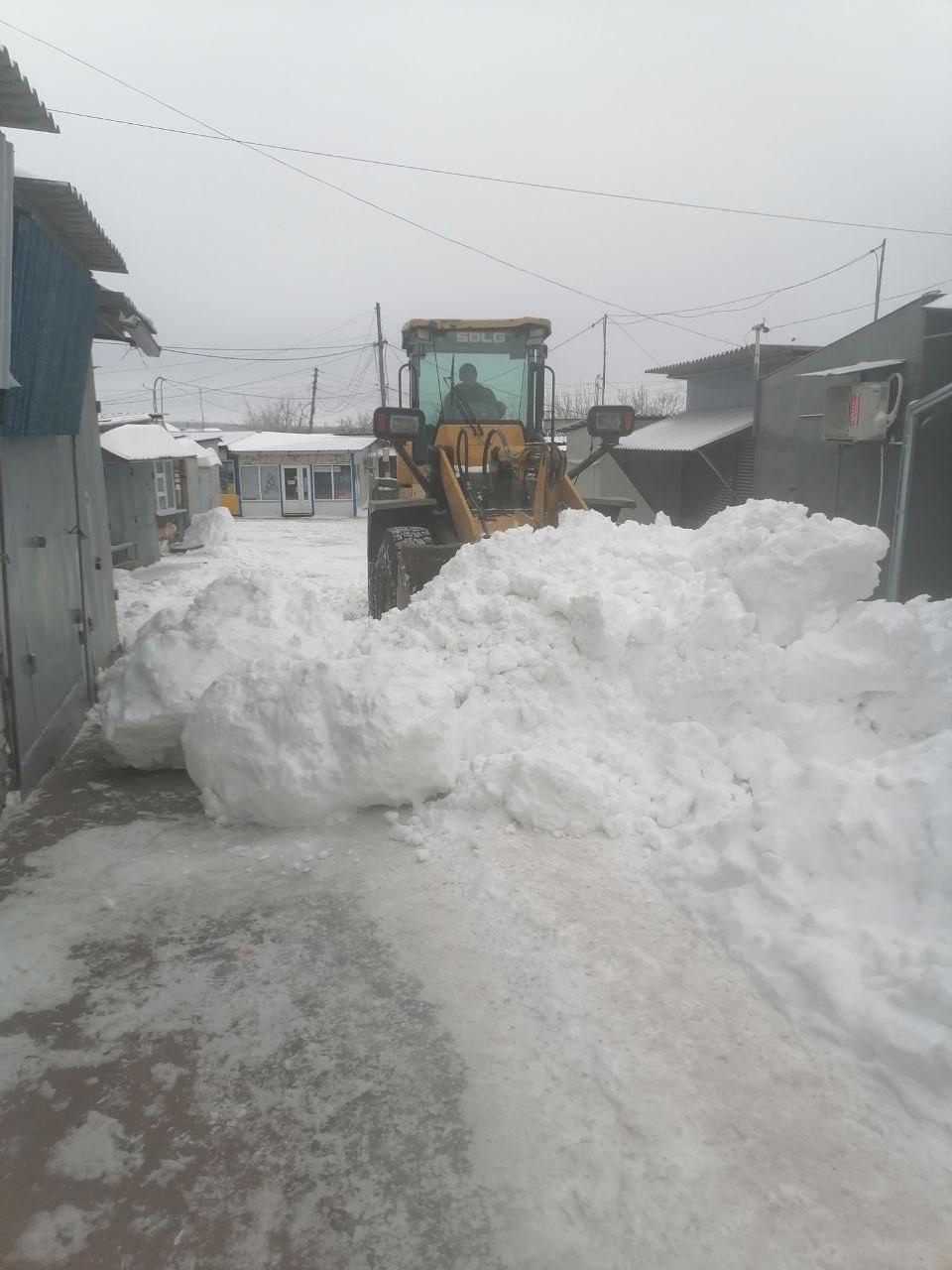 Самарцы помогают расчищать снег на дорогах Снежного.