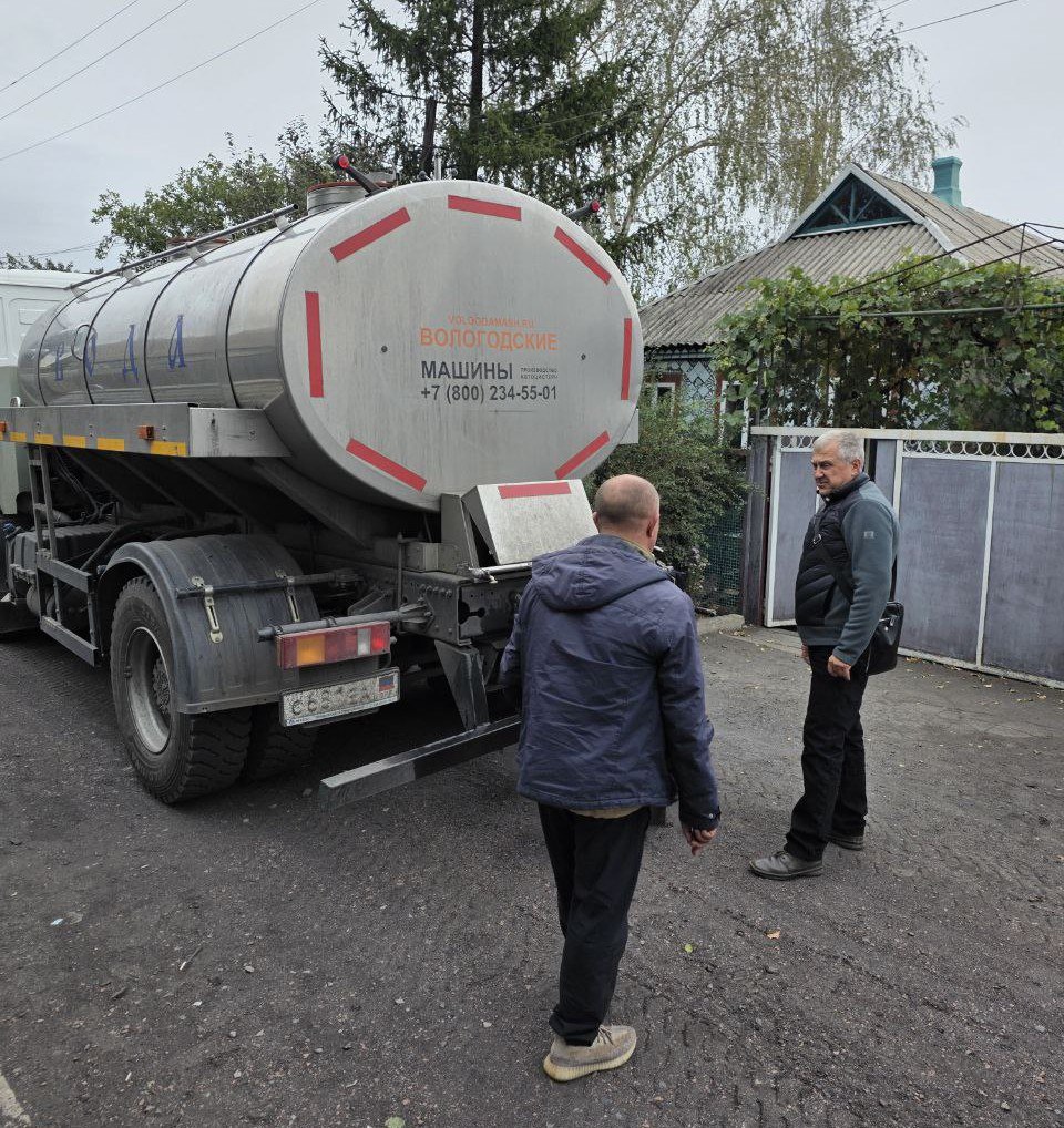 В Снежном депутат горсовета проинспектировал организацию подвоза воды.