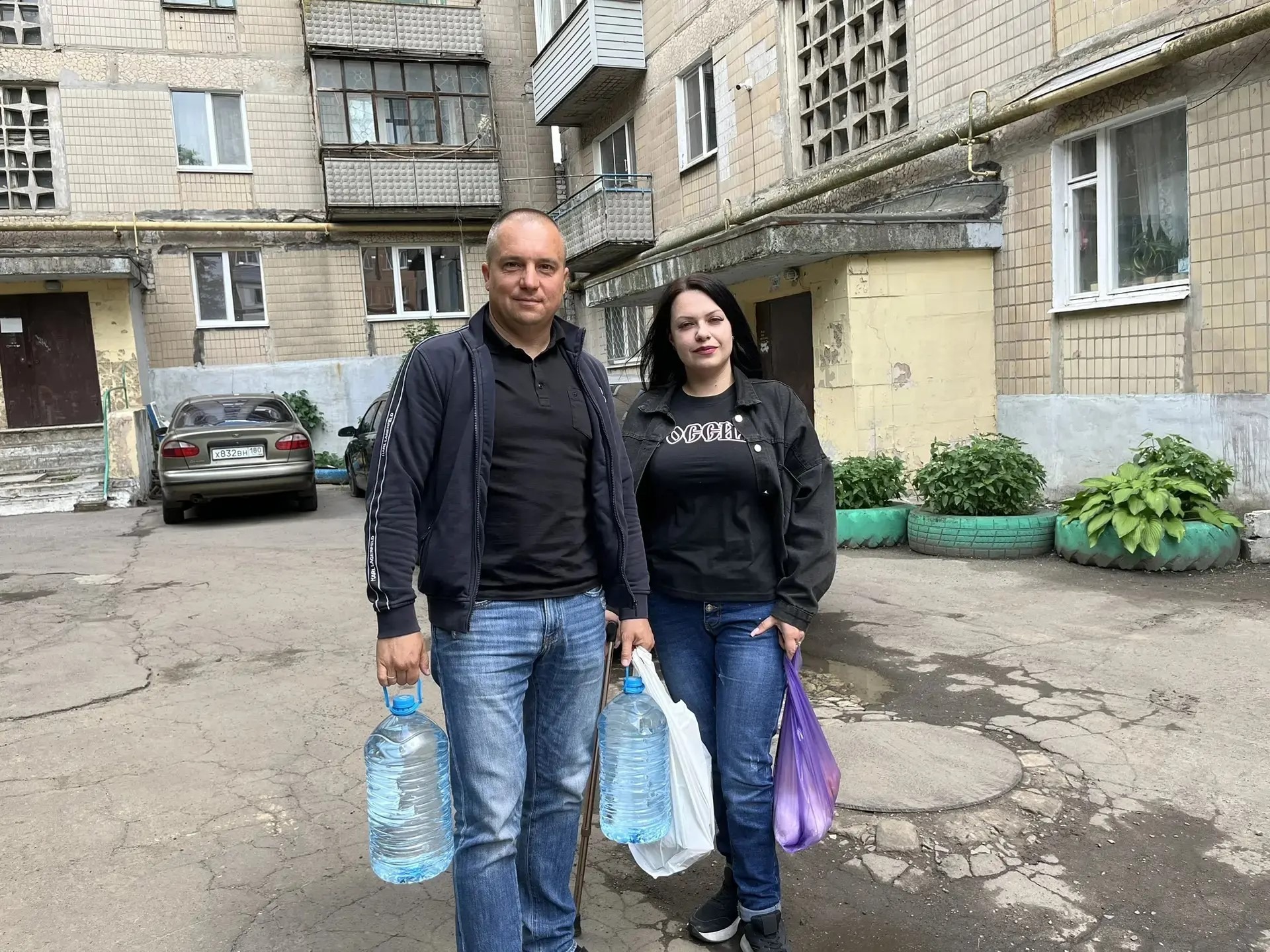 В Снежном депутаты навестили ветерана педагогического труда.