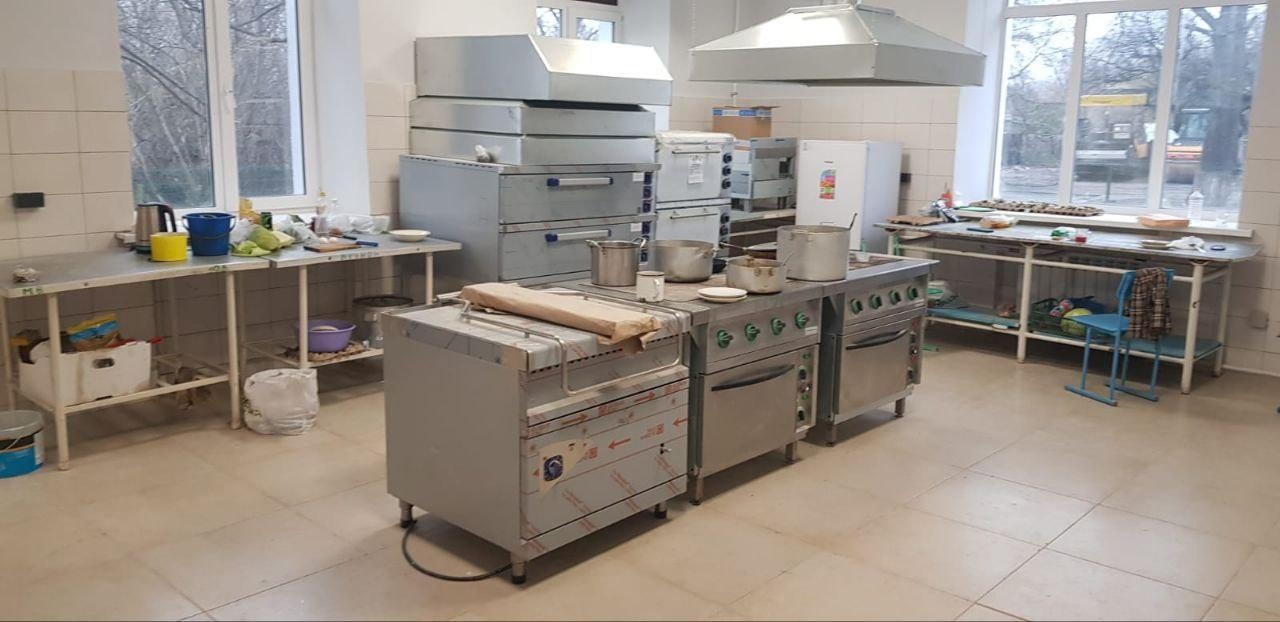 Специалисты Самарской области устанавливают оборудование пищеблоков в школах Снежного.
