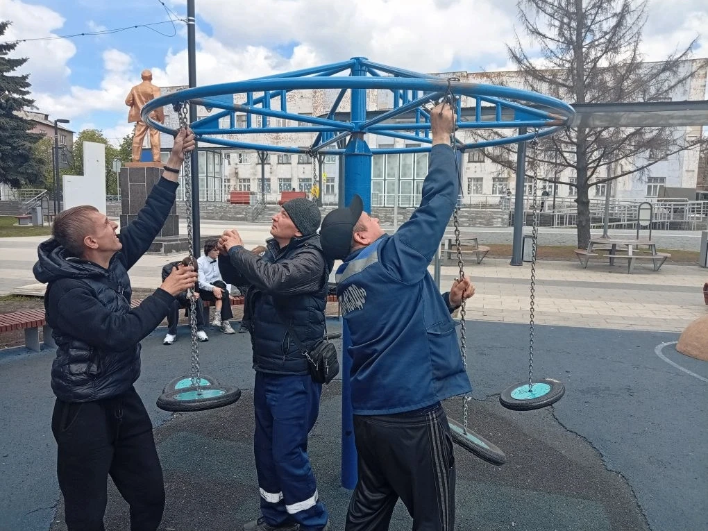 Самарцы оказали помощь в ремонте карусели на детской площадке в Снежном.
