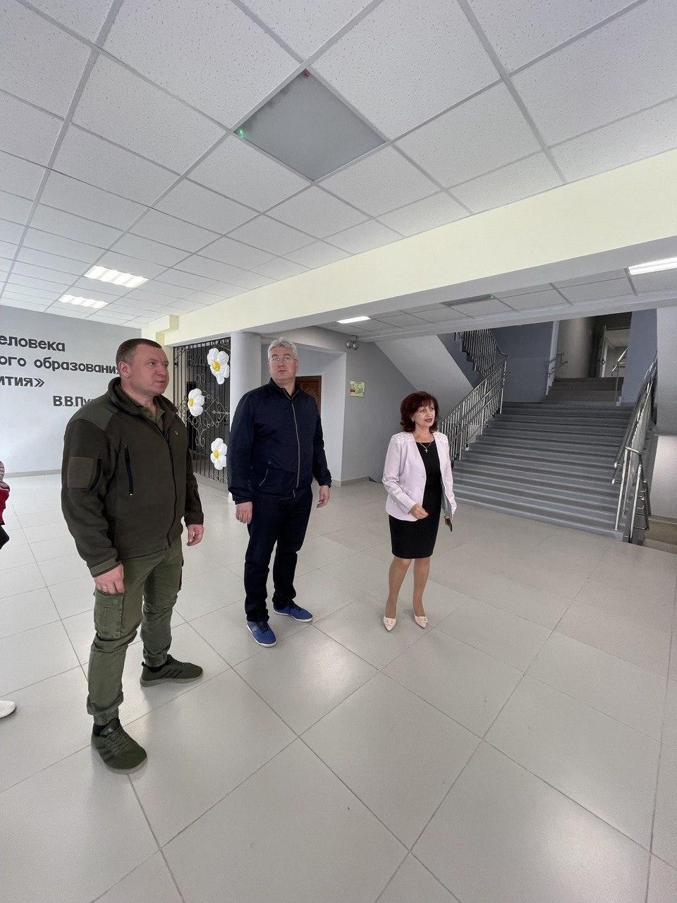 Врио первого вице-губернатора Самарской области оценил ход работ по восстановлению социальных объектов в городе Снежное.