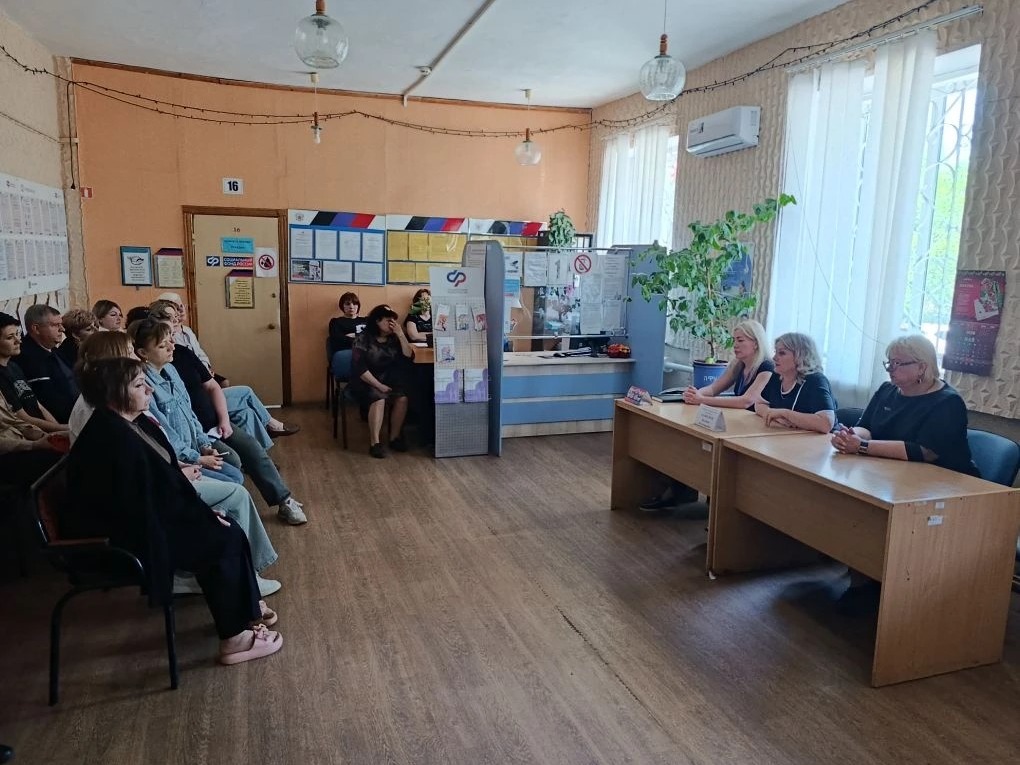 Замглавы администрации Снежного провела встречу с коллективом Социального фонда.