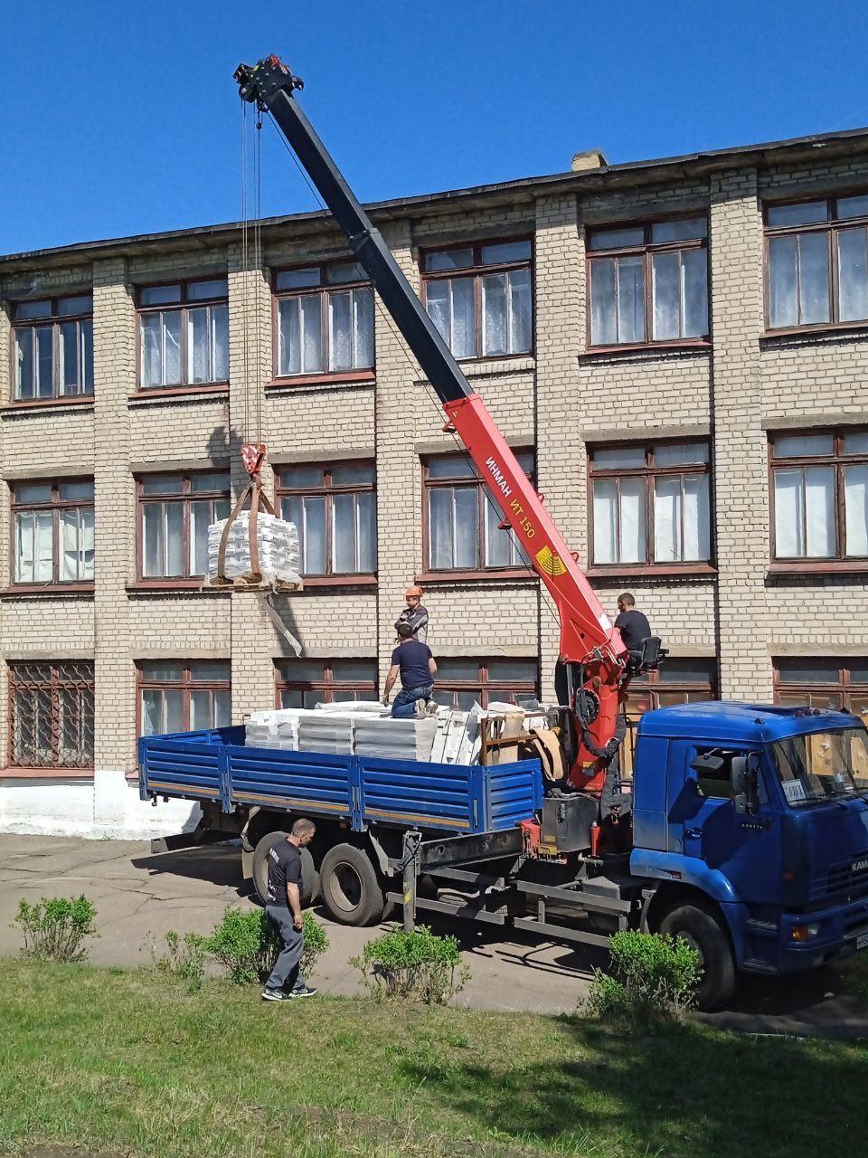Самарская область восстанавливает кровельное покрытие в снежнянской школе № 13.