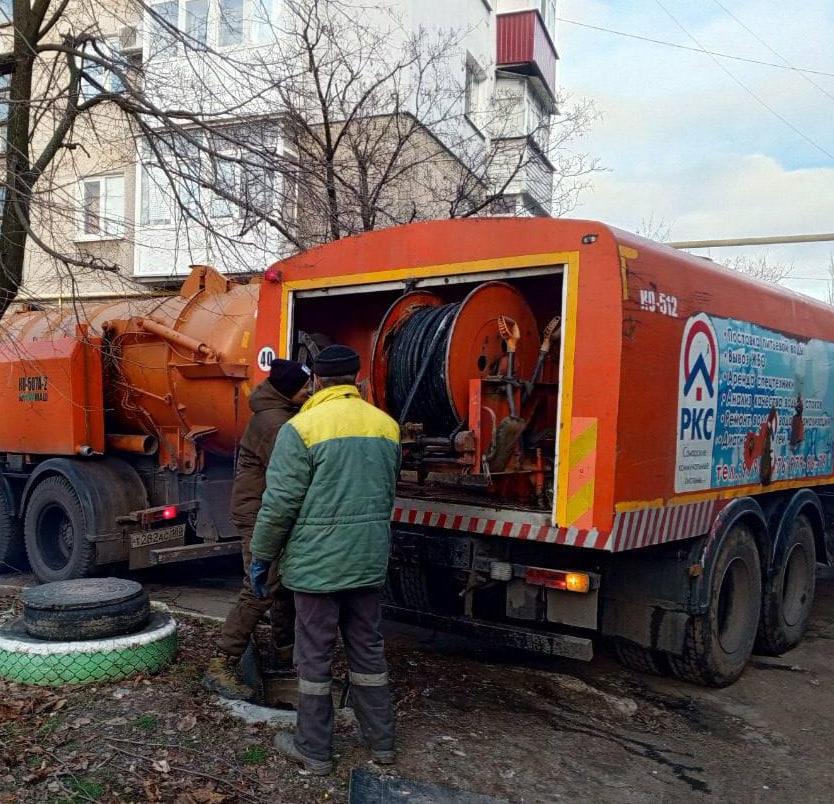 Специалисты из Самары контролируют работу канализационных систем в Снежном.