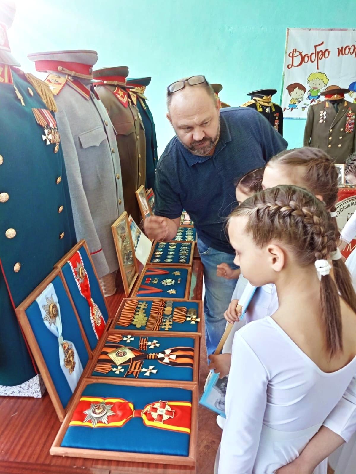 Педагог из Самарской области организовал в Снежном просветительские выставки.