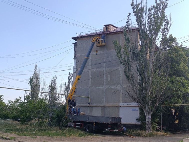 В Снежном подходит к концу обновление кровельного покрытия  жилого дома на улице Карапетяна.
