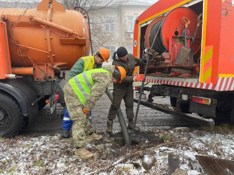 Самарские специалисты ежедневно ведут работу по прочистке колодцев в Снежном.