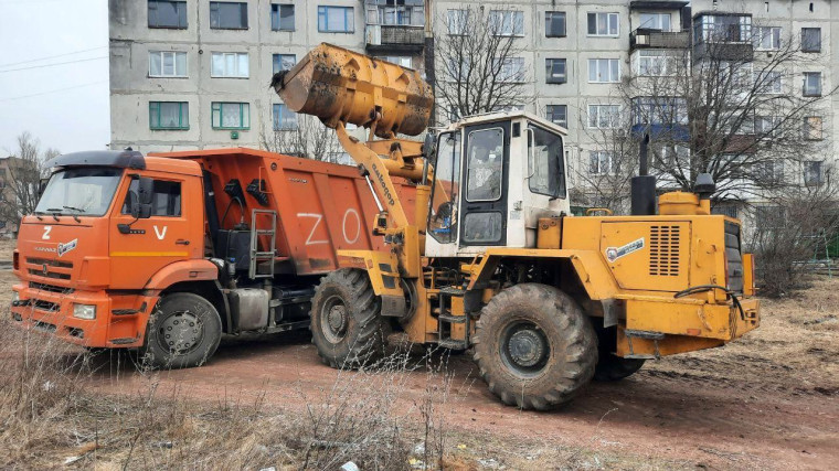 Самарцы продолжают уборку мусора в Снежном.