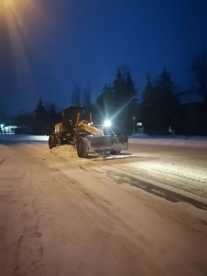 Самарцы помогают расчищать снег на дорогах Снежного.