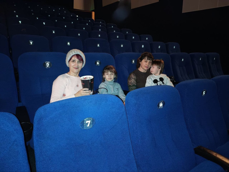 Всей семьёй в кино.